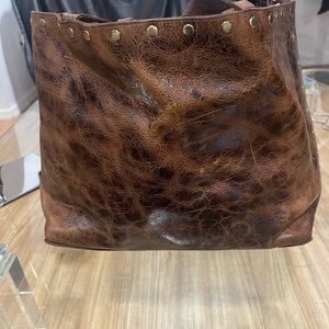 Laggo pocketbook in a distressed brown leather with gold studs